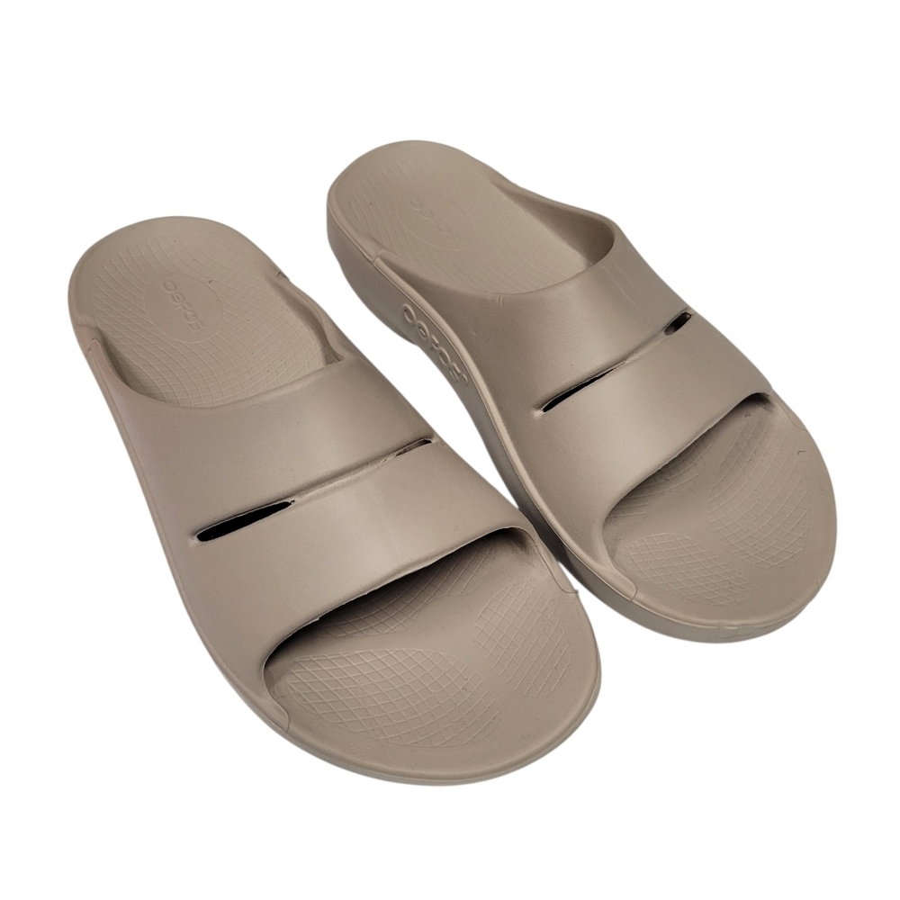 OOFOS Men’s Sandals in Taupe